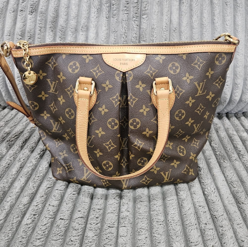 Louis Vuitton Palermo W/COA